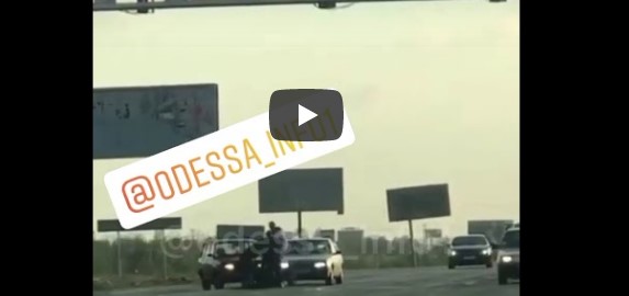 В Одессе водители устроили драку возле машин, не поделив дорогу. ВИДЕО 