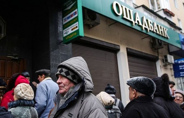 Пенсионеры штурмуют отделения Ощадбанка из-за "коронавирусной" тысячи