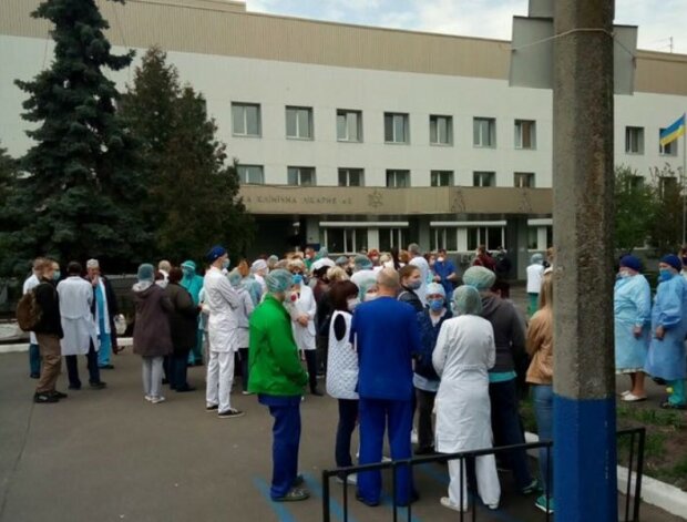 Медики  в Киеве вышли на протестную акцию, не получив обещанных 300% зарплаты
