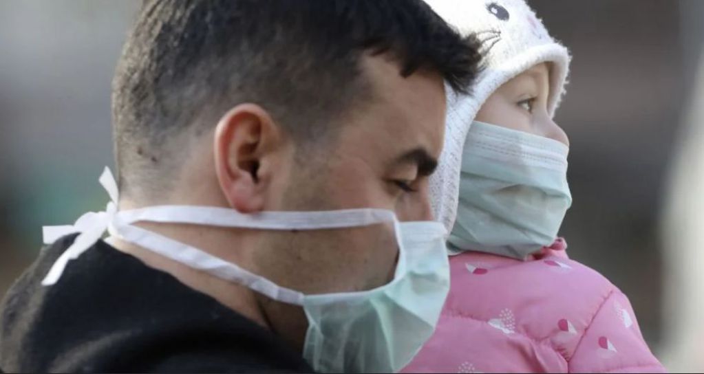 Бросали камни и палки: в закрытом на карантин селе произошел конфликт с медиками. ВИДЕО