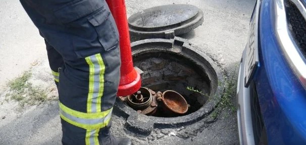 Три дня мучился под землей: в Киеве из канализации вытащили перепуганного малыша