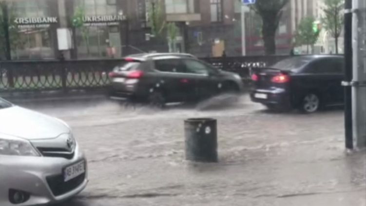 Киевлян опять затопило: ливень превратил улицы города в реки 
