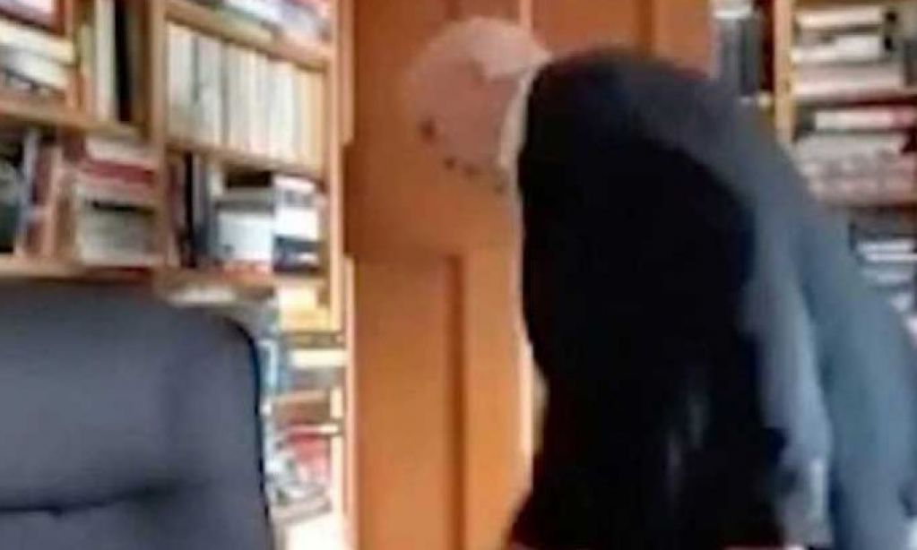 В прямом эфире без брюк: чиновник вляпался в скандал на онлайн-совещании. ВИДЕО