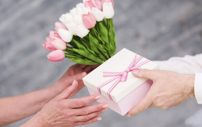 Могут обидеться: какие цветы нельзя дарить женщинам в возрасте