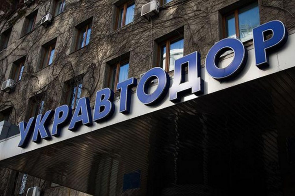 Глава Укравтодора Александр Кубраков распределил средства на дороги Житомирщины между «своими» компаниями еще до проведения тендеров. ВИДЕО