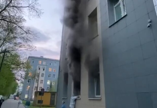 Больницу с больными коронавирусом охватило пламя