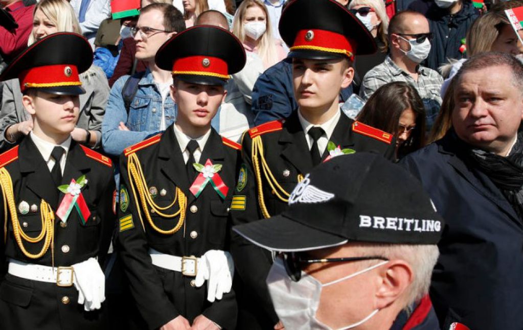 Фото "ветерана" с минского парада растопило мужские сердца