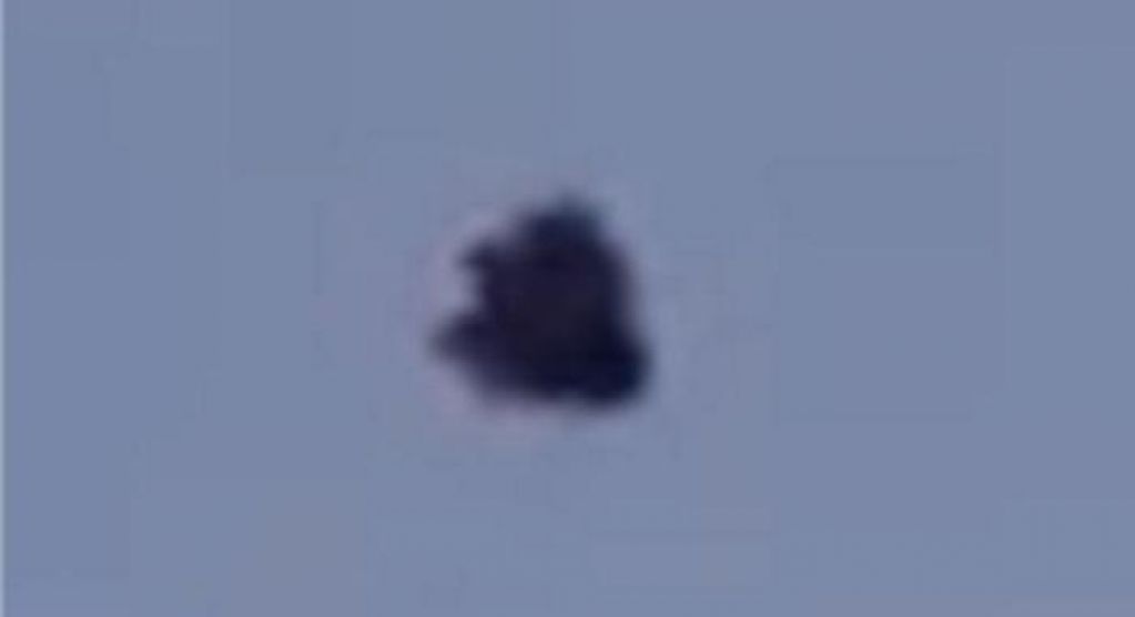 В небе над Колумбией парил черный НЛО. ВИДЕО