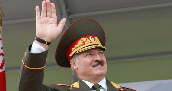 Лукашенко говорит, что после парада в Минске случаи пневмонии снизились в два раза