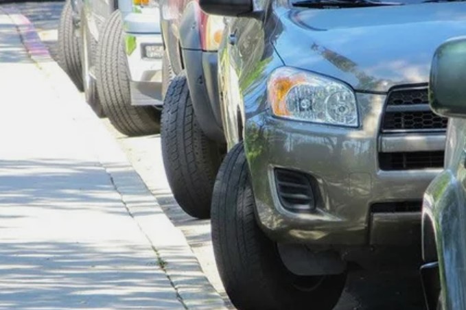 Почему не стоит парковать авто с вывернутыми колесами