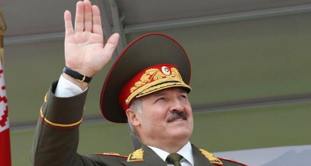 Лукашенко говорит, что после парада в Минске случаи пневмонии снизились в два раза