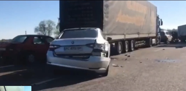 ДТП под Киевом: разбились 5 легковушек и 10 грузовиков. ВИДЕО
