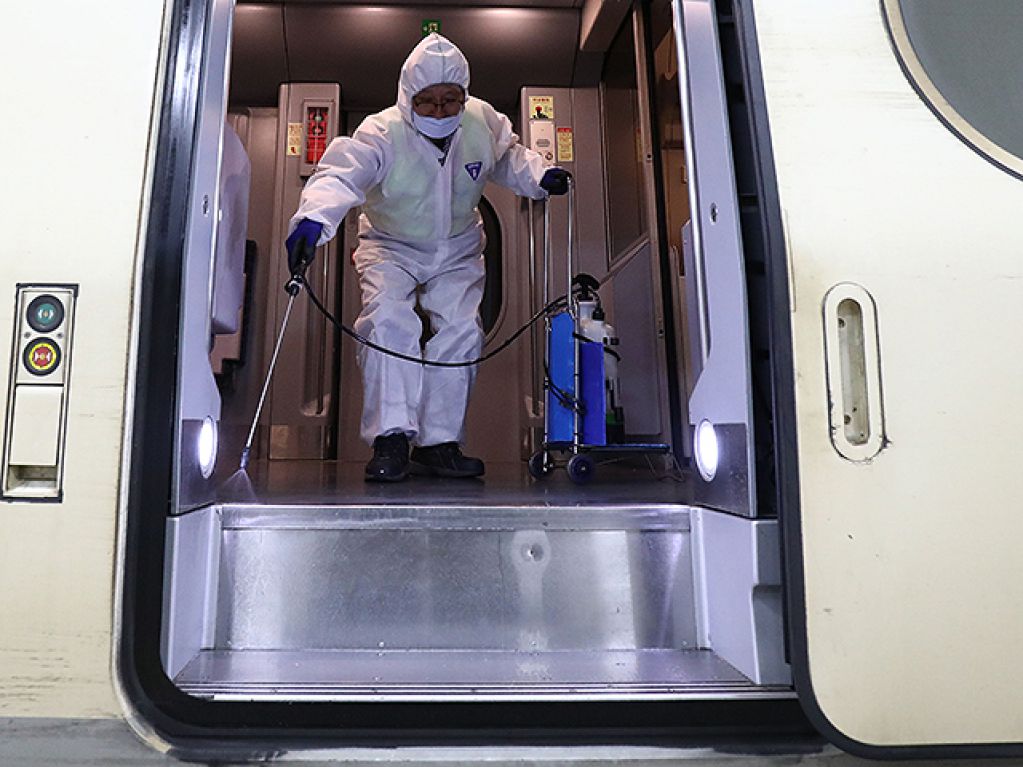 Жертвами коронавирусной болезни в мире стали более 297 тысяч человек
