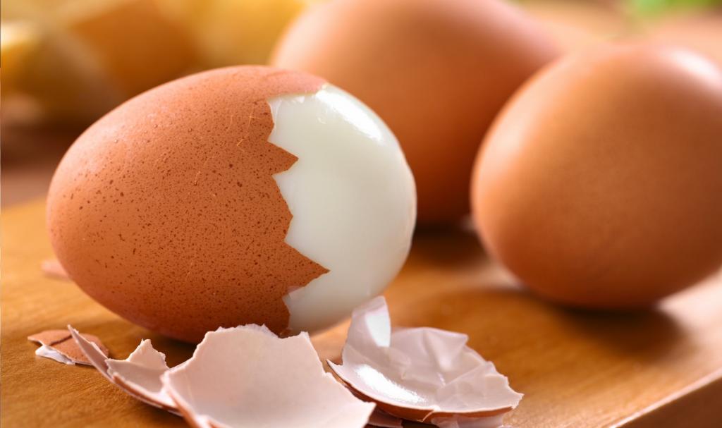 Две приправы при варке яиц: скорлупа "слетает сама", а желток получается нежным и питательным