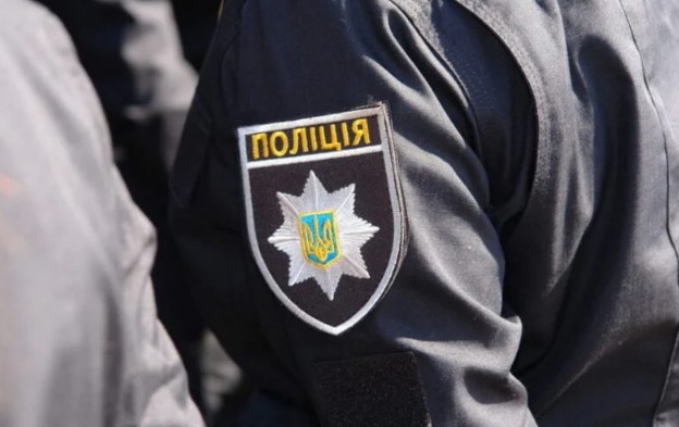 В Киеве мотоциклист сбил полицейского и волок его по дороге