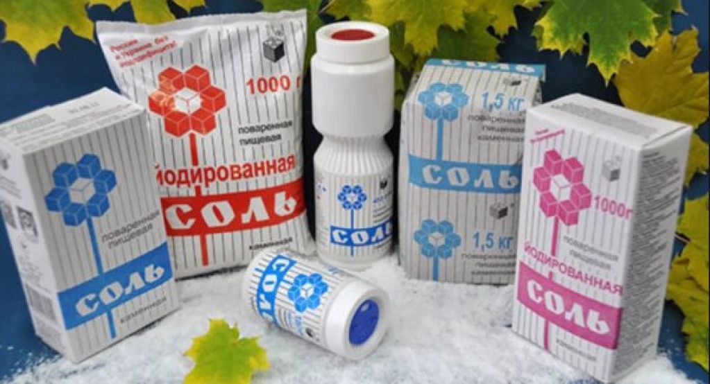Для чего некоторые хозяйки солят одежду в стиралке