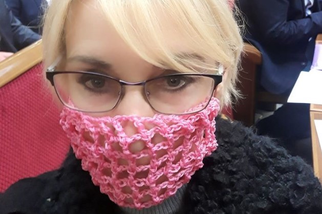 "Это не сексуальный атрибут": Богуцкая явилась в Раду в дырявой маске
