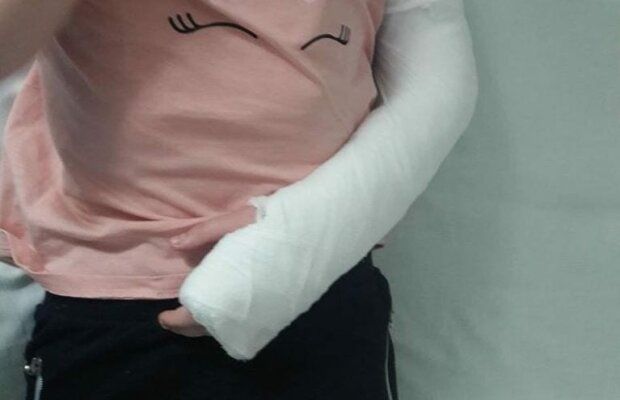 Двойной перелом лечили мазью: в Днепре ребенка спасают после горе-медиков