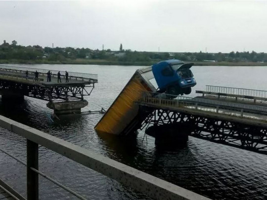 Момент обрушения моста под Никополем попал на ВИДЕО