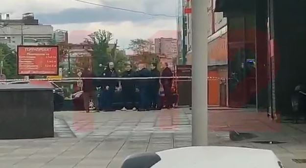 Захват заложников в центре столицы: неизвестный угрожает взорвать "Альфа-банк"