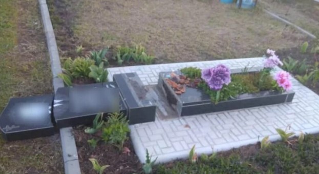 В Харьковской области малолетние дети устроили погром на кладбище