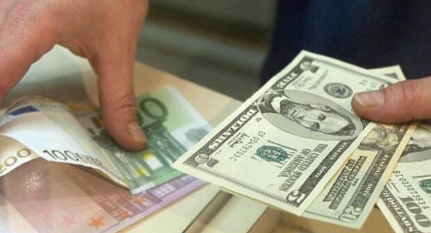 Доллар и евро летят на дно