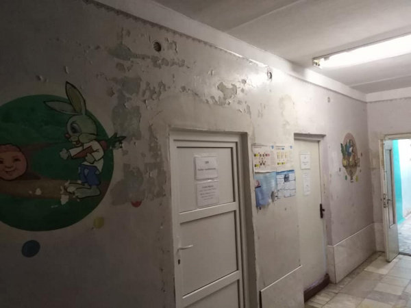 Страшно даже заходить: шокирующие фото одной из больниц под Тернополем