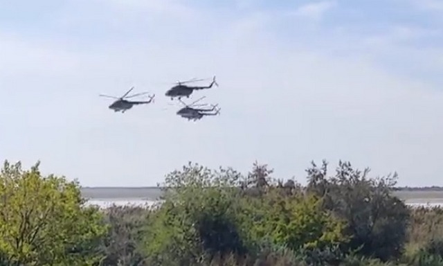 Над Геническом и Арабаткой летали боевые вертолеты - в разгаре военные учения