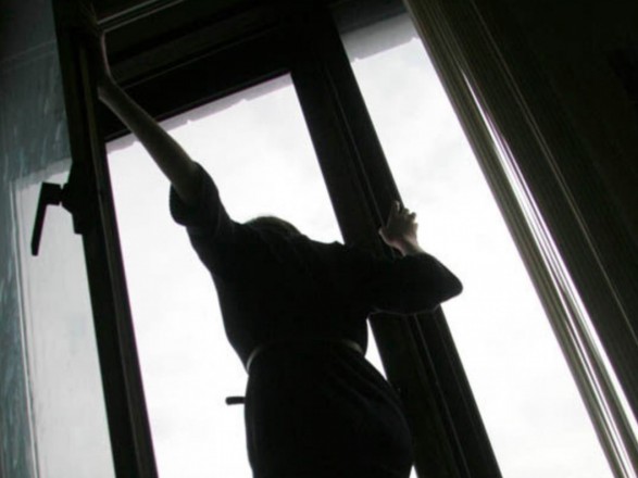 Трагедия в Кривом Роге: из окна четвертого этажа роддома выпала женщина. ФОТО