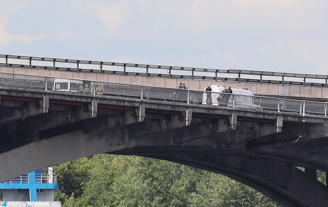 В Киеве полиция задержала мужчину, угрожавшего взорвать мост Метро. ВИДЕО