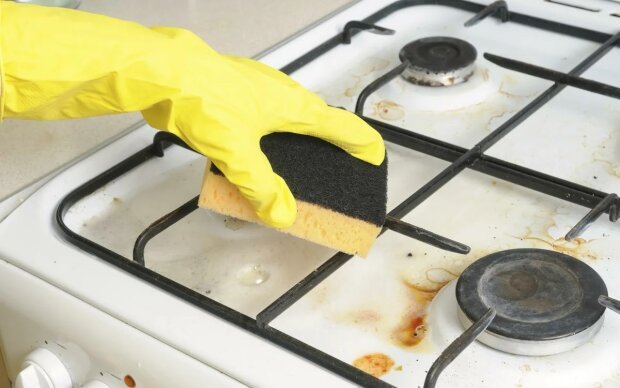 Отныне вы будете чистить плиту только так: способ с пищевой пленкой