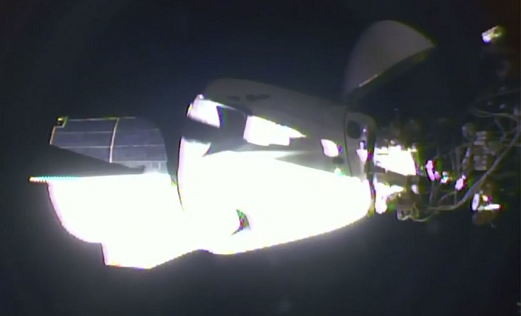 Камера МКС "засекла" два НЛО около Dragon SpaceX. ВИДЕО
