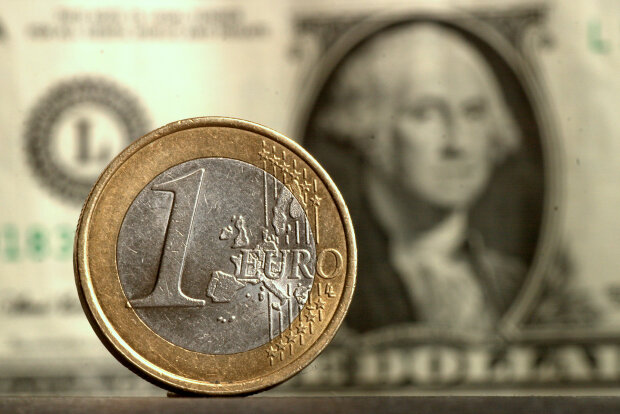 Сегодня по курсу дороги доллара и евро разойдутся
