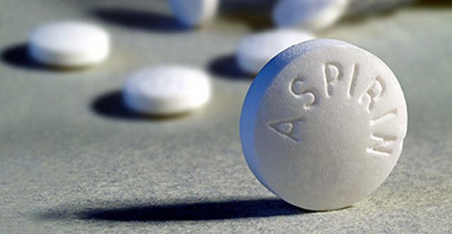 Таблетки аспирина в стиральной машине: как сделать белье белоснежным