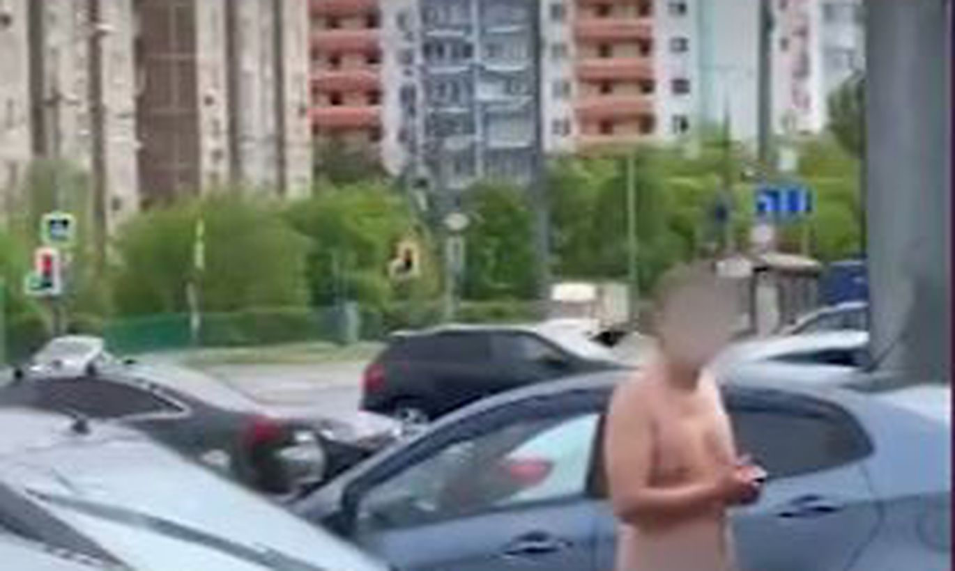 В Москве обнаженный мужик громил авто и пугал жителей. ВИДЕО