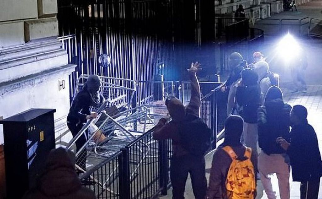 Уличные банды попытались прорваться в резиденцию премьер-министра. ФОТО, ВИДЕО