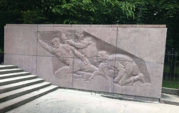 Стыдно читать: во Львове вандалы разгромили памятник Каменяру
