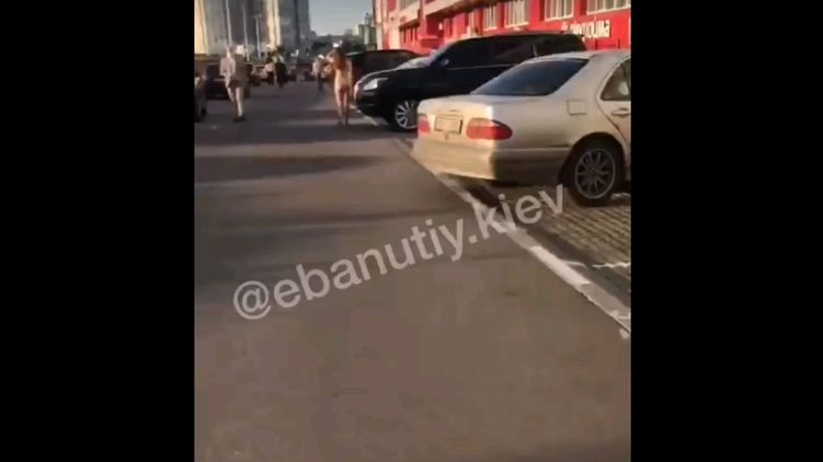 В Киеве около ТРЦ разгуливала обнаженная девушка. ВИДЕО