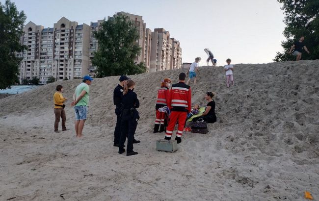 Спасли чудом: в Киеве девочку во время игры засыпало песком. ВИДЕО