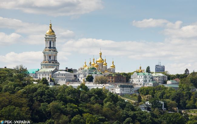 В Киеве на Троицу видели солнечный "нимб" над Лаврой. ВИДЕО