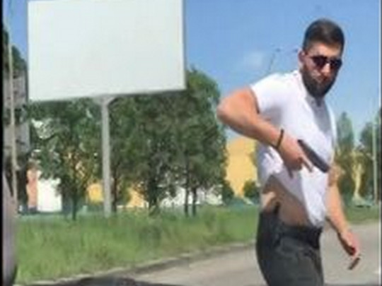 Охранник Ляшко устроил разборки на дороге: момент попал на ВИДЕО