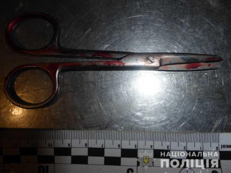 В Киеве мужчина всадил ножницы в шею приятелю: детали ЧП