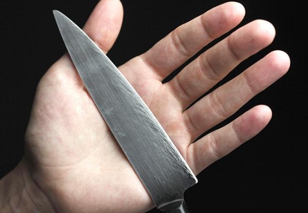 В Днепре мужчина проткнул себе голову ножом из-за накопившихся долгов