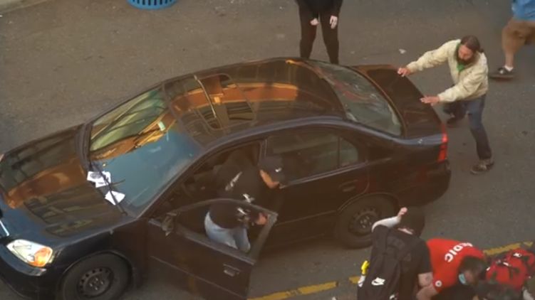 В США мужчина влетел в толпу на авто и открыл огонь по протестующим. ВИДЕО