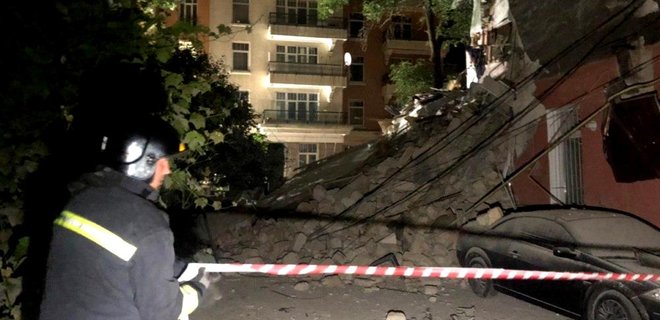 В Одессе опять обрушилось здание - из-под завалов вывели 25 человек. ФОТО
