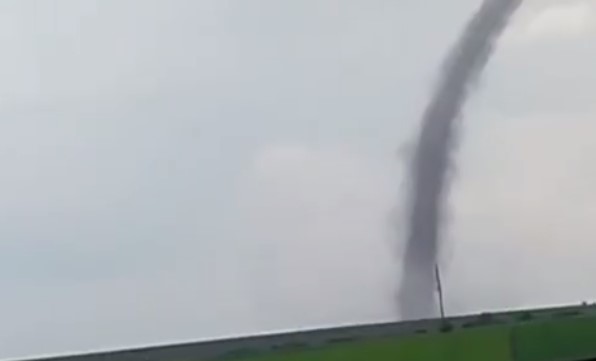 На Тернопольщине пронесся мощный торнадо: впечатляющее ВИДЕО