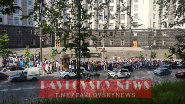 Жители Киевской области протестуют под Кабмином