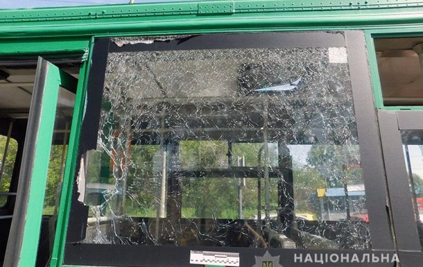В Киеве мужчина разбил окно троллейбуса: есть пострадавшая