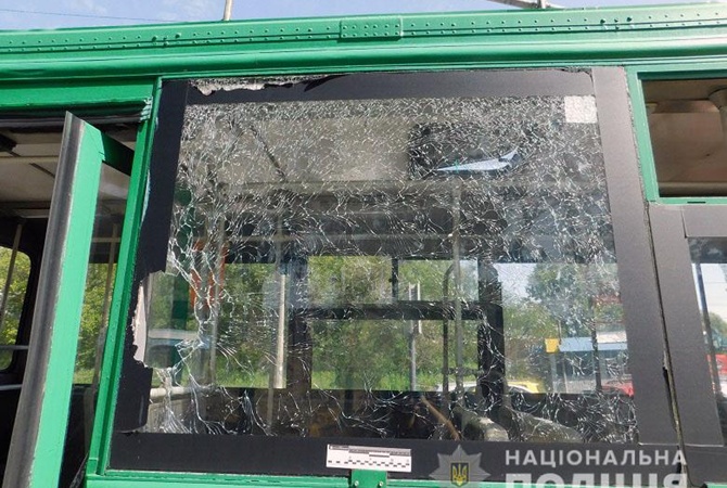 Киевлянину не хватило места в троллейбусе, он выбил стекло и ранил пассажирку