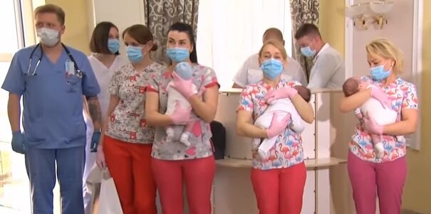 В Киеве родители встретились со своими рожденными от суррогатных матерей малышами
